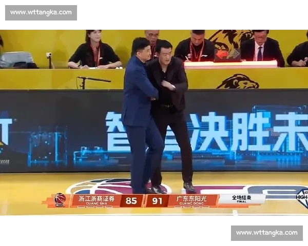 山东鏖战广厦，赛场激烈对决背后的战术与球员表现全解析